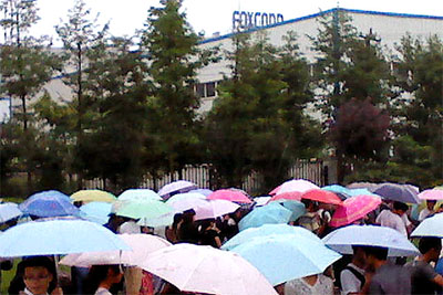 Queue devant les usines Foxconn